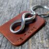 N3959_Porte_cles_homme_cuir_personnalise_infini_acier_inoxydable_argente_-_Accessoires_porte_cle_en_ligne_Ninanina