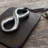 N3959a_Porte_cles_cuir_infini_acier_inoxydable_argent_-_Bijoux_Porte_cles_en_ligne_Ninanina