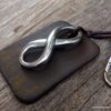 N3959g_Porte_cles_cuir_infini_acier_inoxydable_argent_-_Bijoux_Porte_cles_en_ligne_Ninanina