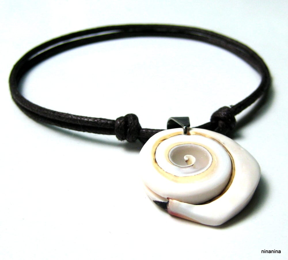 Bracelet de cheville avec coquillage rond en spirale sur cordon cuir aux noeuds coulissants artisanal – Image 2