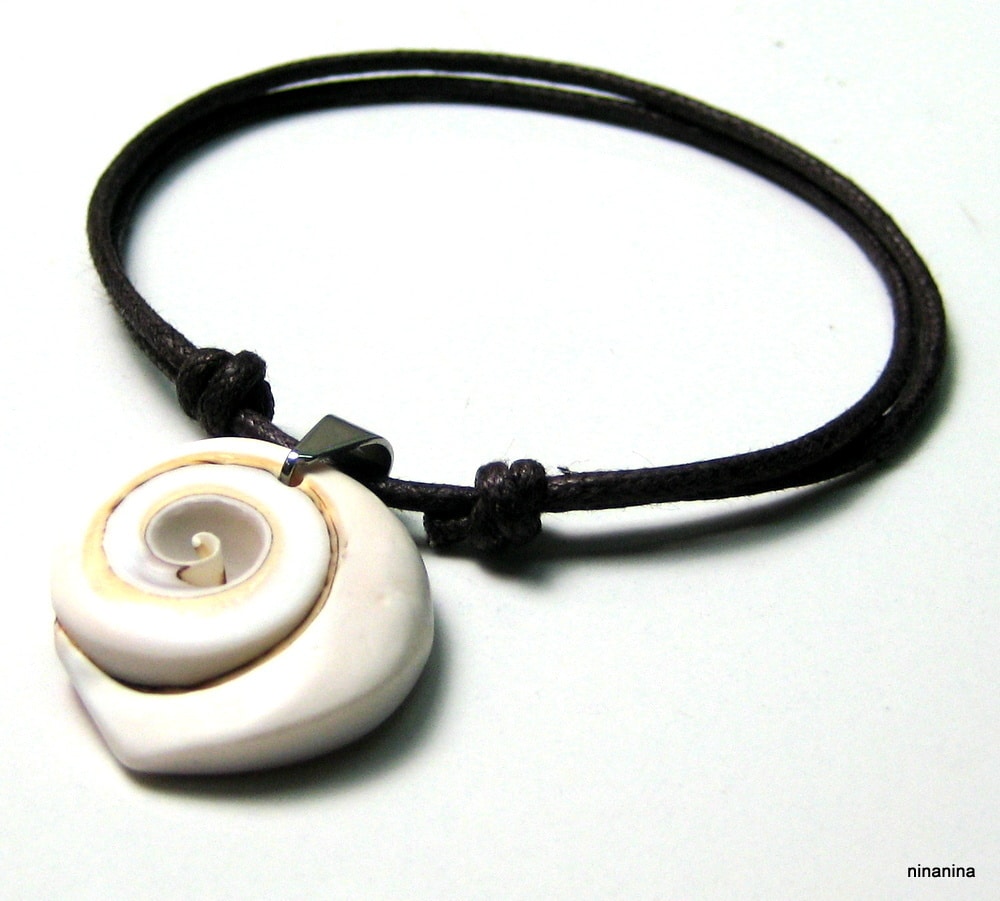 Bracelet de cheville avec coquillage rond en spirale sur cordon cuir aux noeuds coulissants artisanal – Image 4