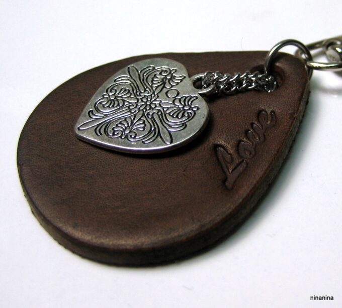 N3989a_bijou_de_sac_cuir_grave_LOVE