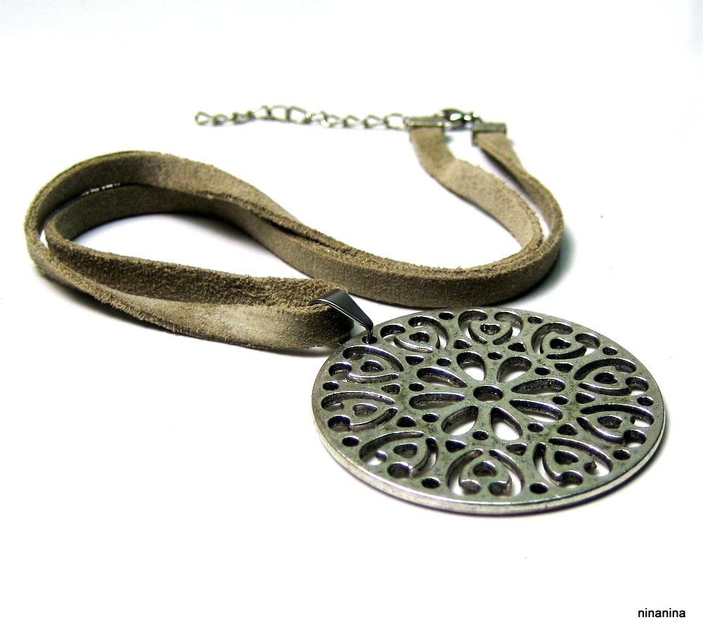 Collier femme pendentif filigrané argenté cordon daim réglable – Image 2