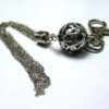 N3995d_bijou_de_sac_boule_pompon_long_metal_argent
