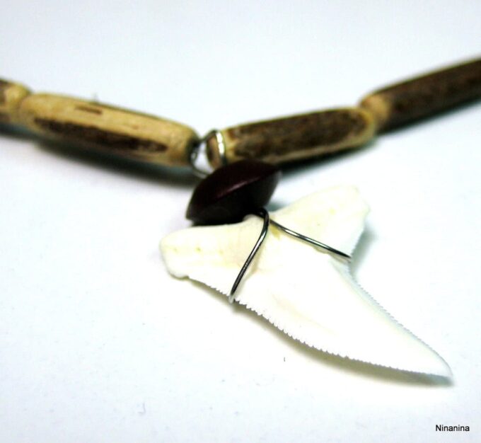 N4092f_collier_homme_dent_de_requin_et_perles_bois
