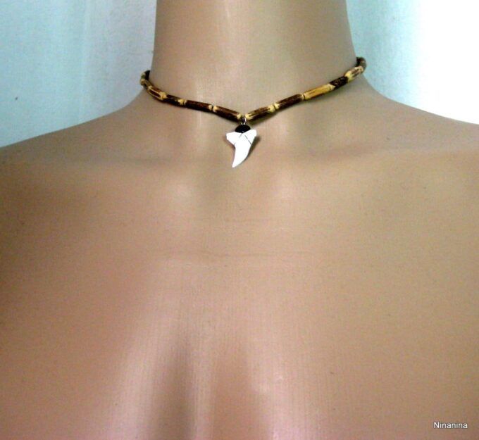 N4092g_collier_homme_dent_de_requin_et_perles_bois