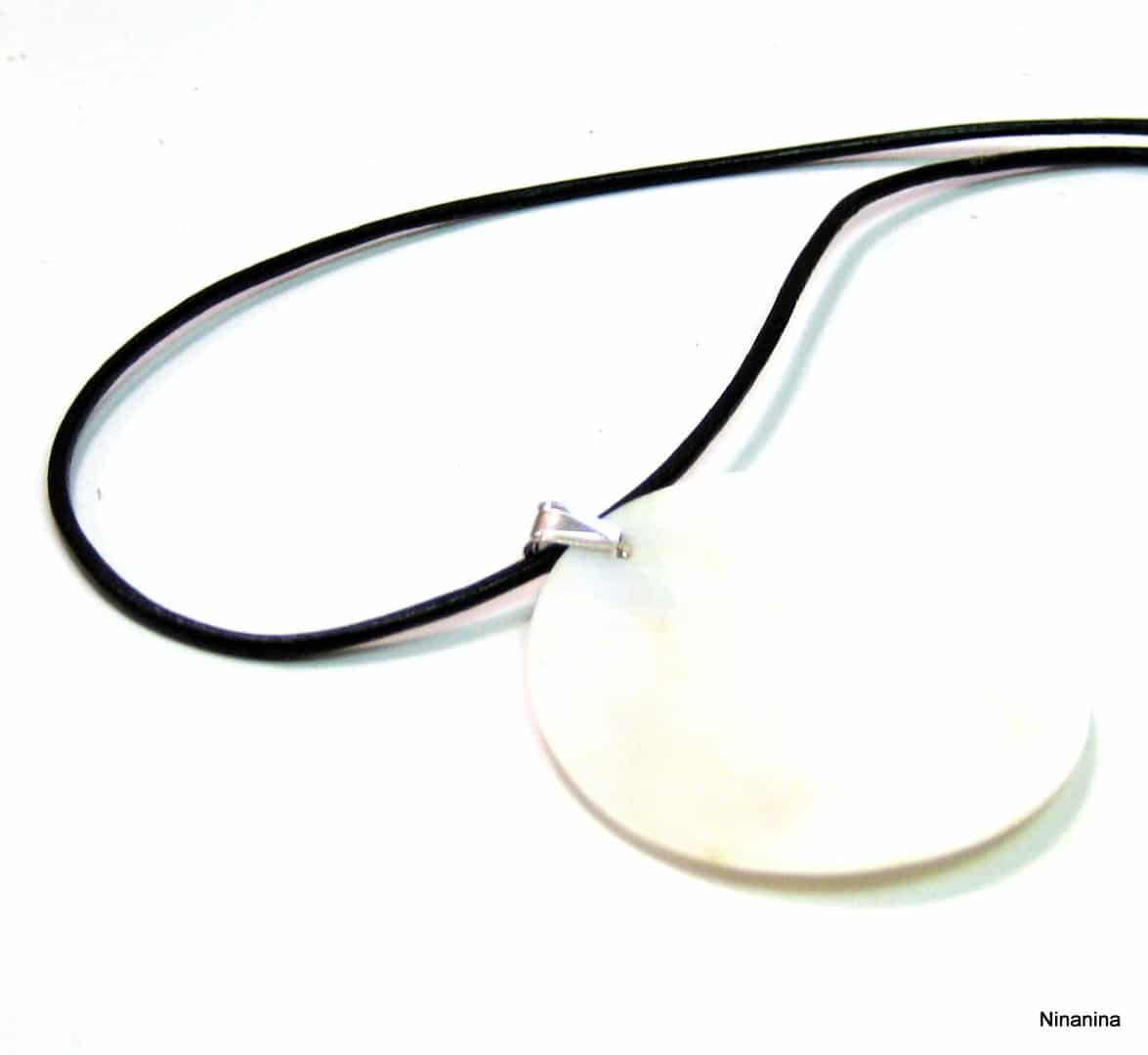 Collier de dos pendentif rond nacre blanche cordon cuir – Image 2