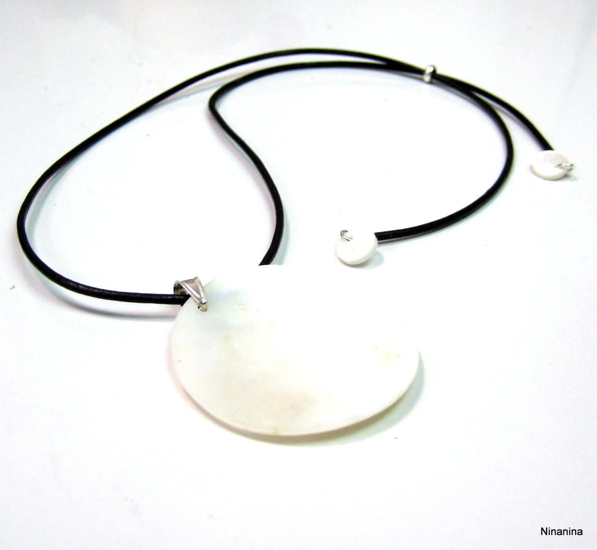 Collier de dos pendentif rond nacre blanche cordon cuir – Image 4