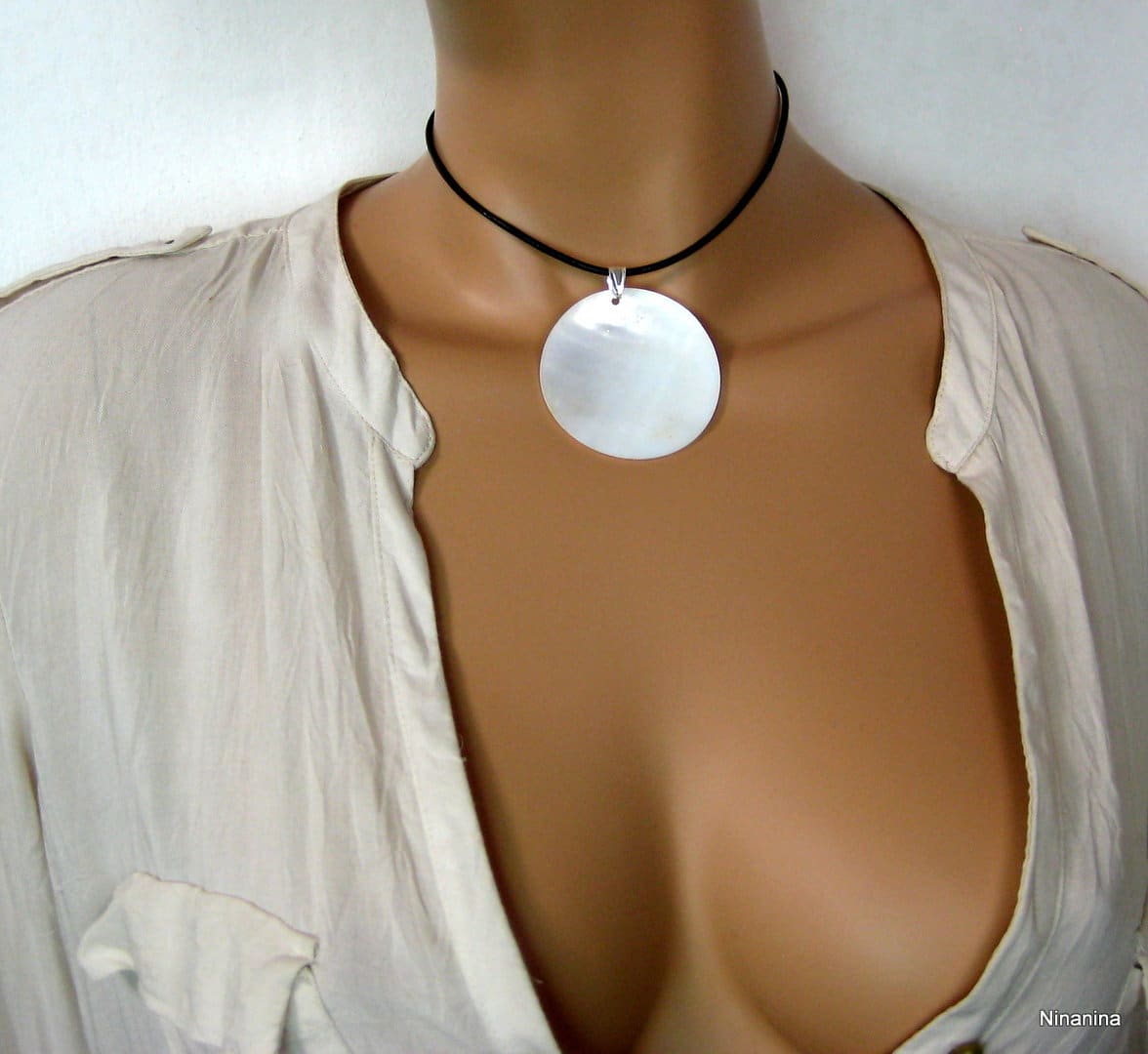 Collier en cuir et fermoir plaqué argent