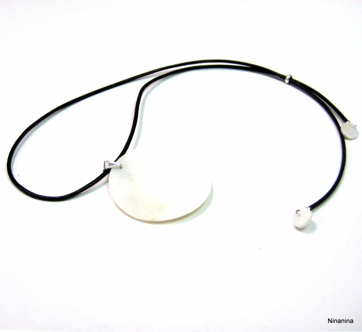 Collier de dos pendentif rond nacre blanche cordon cuir – Image 6