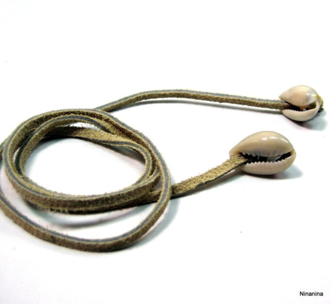 N4149e_bracelet_cordon_daim_et_coquillage_grain_de_cafe