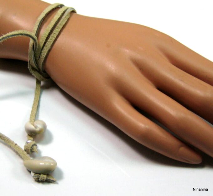 N4149f_bracelet_cordon_daim_et_coquillage_grain_de_cafe