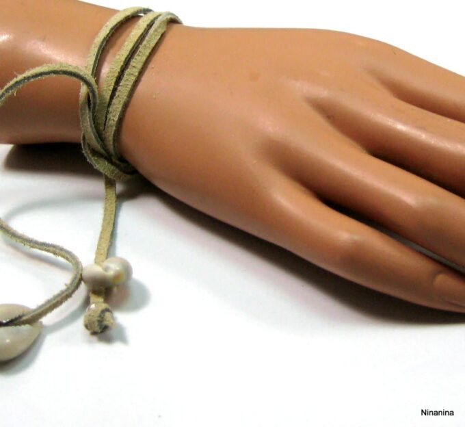 N4149g_bracelet_cordon_daim_et_coquillage_grain_de_cafe