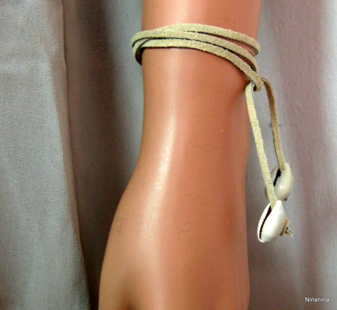 N4149h_bracelet_cordon_daim_et_coquillage_grain_de_cafe