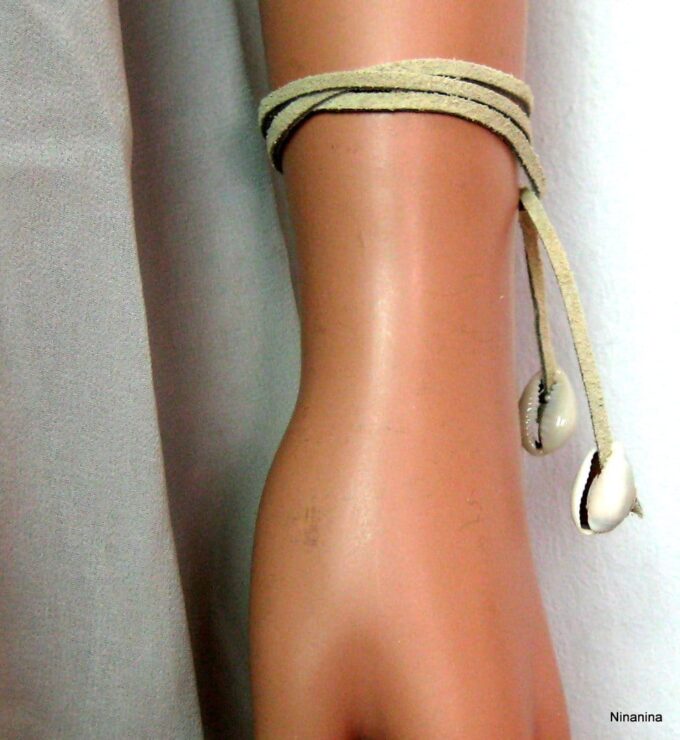 N4149i_bracelet_cordon_daim_et_coquillage_grain_de_cafe