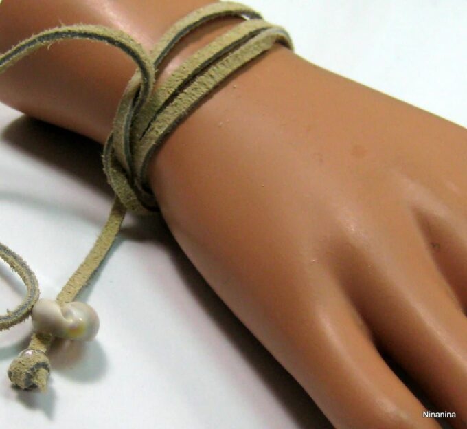 N4149j_bracelet_cordon_daim_et_coquillage_grain_de_cafe