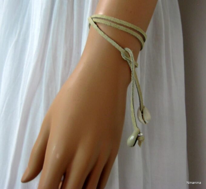 N4149l_bracelet_cordon_daim_et_coquillage_grain_de_cafe