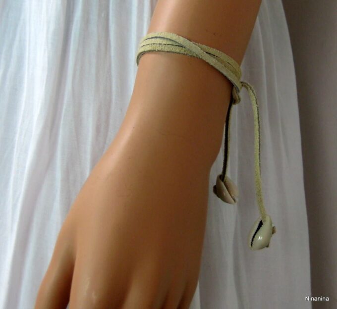N4149m_bracelet_cordon_daim_et_coquillage_grain_de_cafe