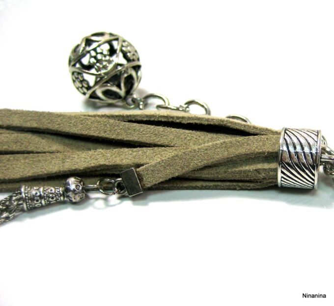 N4153B_bijou_de_sac_pompon_daim_et_metal_argent