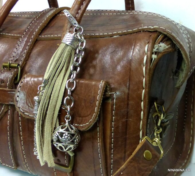 N4153ter_porte-cle_pompon_cuir_et_boule_argent