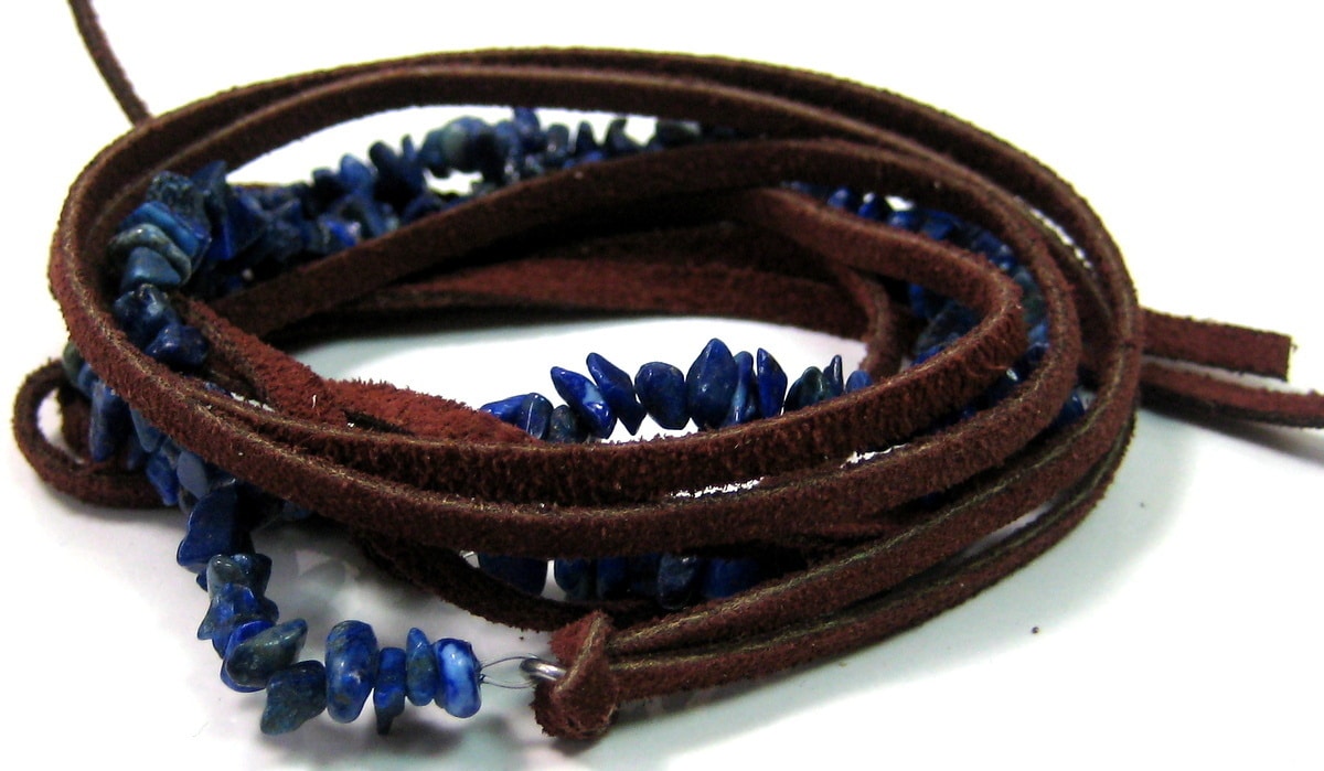 Bracelet pierre gravier en lapis lazuli véritable lacet daim multi tours artisanal – Image 3