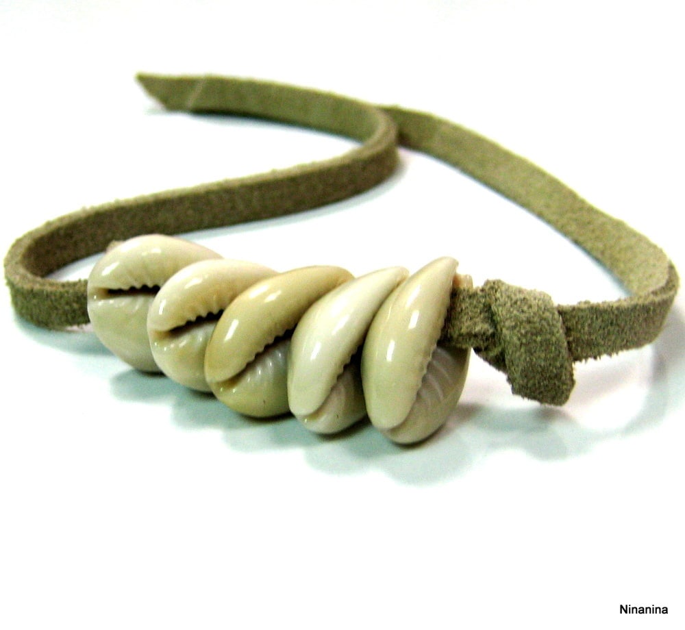 Bracelet coquillages cauri femme coquillage grain de café blanc lacet daim naturel artisanal