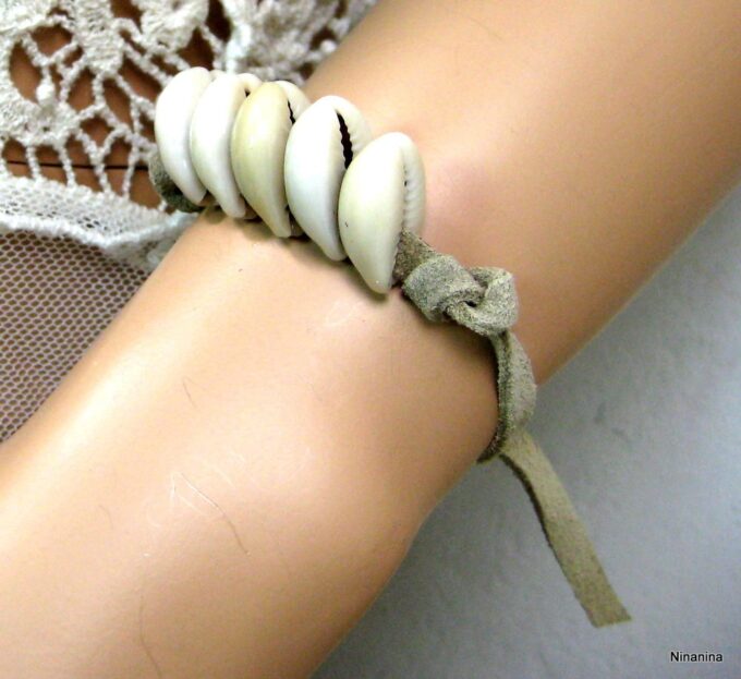 N4222c_bracelet_cordon_daim_et_coquillage_grain_de_cafe