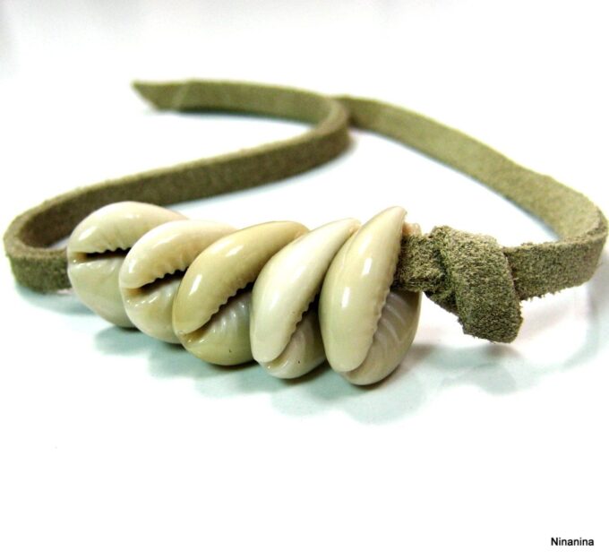 N4222f_bracelet_cordon_daim_et_coquillage_grain_de_cafe
