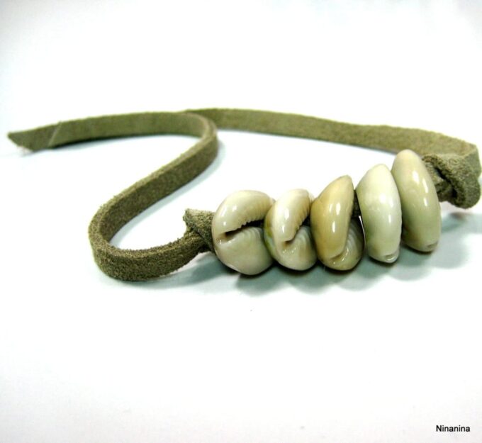 N4222g_bracelet_cordon_daim_et_coquillage_grain_de_cafe