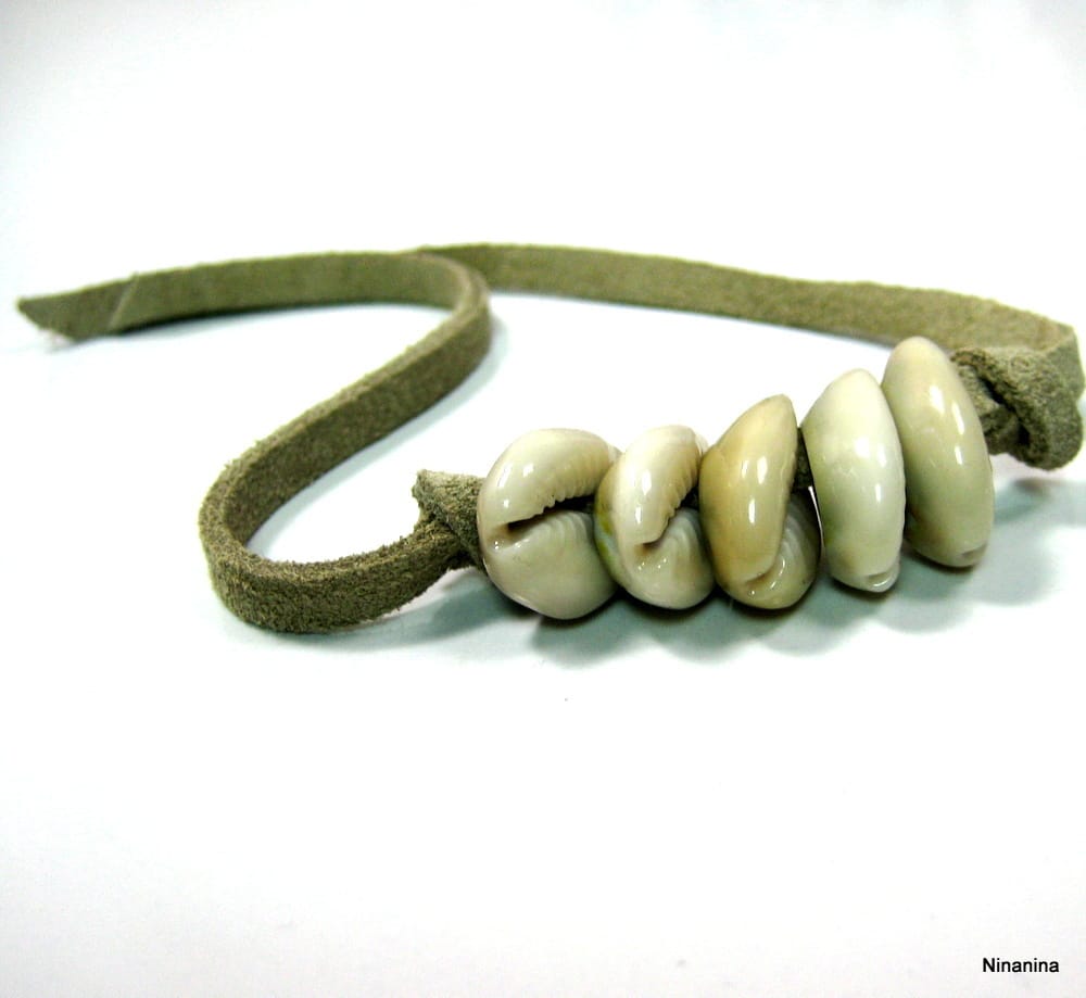 Bracelet coquillages cauri femme coquillage grain de café blanc lacet daim naturel artisanal – Image 4