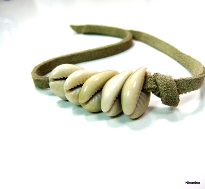 N4222j_bracelet_cordon_daim_et_coquillage_grain_de_cafe