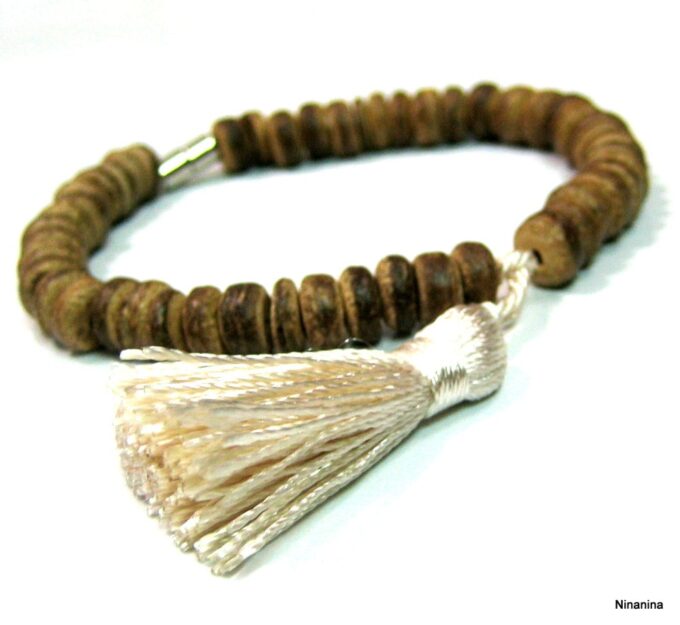 N4229a_bracelet_perles_bois_pompon_blanc-1