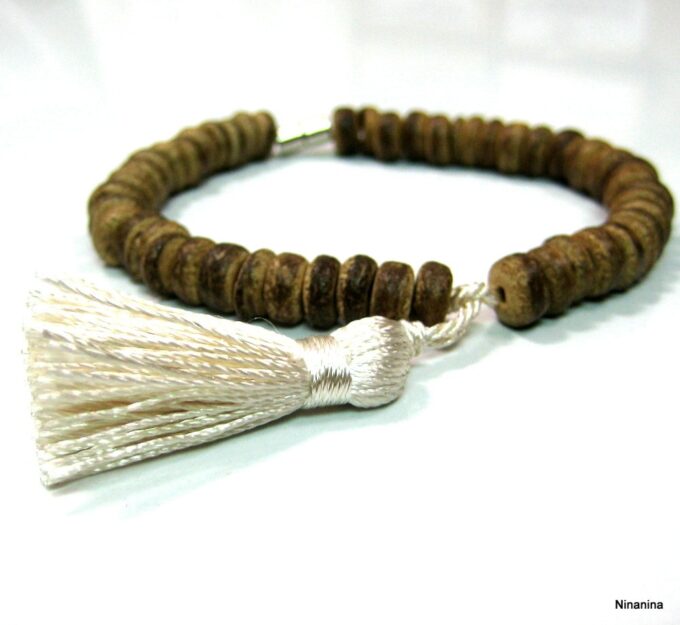 N4229b_bracelet_perles_bois_pompon_blanc-2