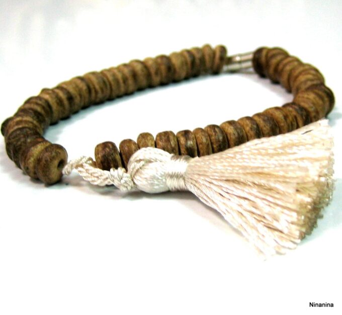 N4229c_bracelet_perles_bois_pompon_blanc-2