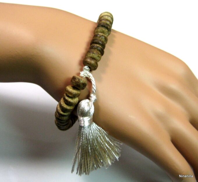 N4229d_bracelet_perles_bois_pompon_blanc-1