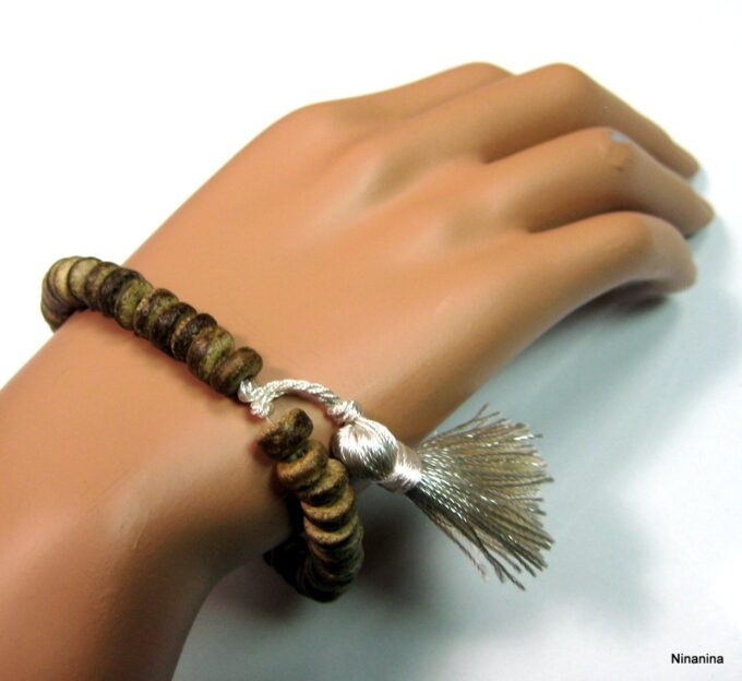 N4229e_bracelet_perles_bois_pompon_blanc