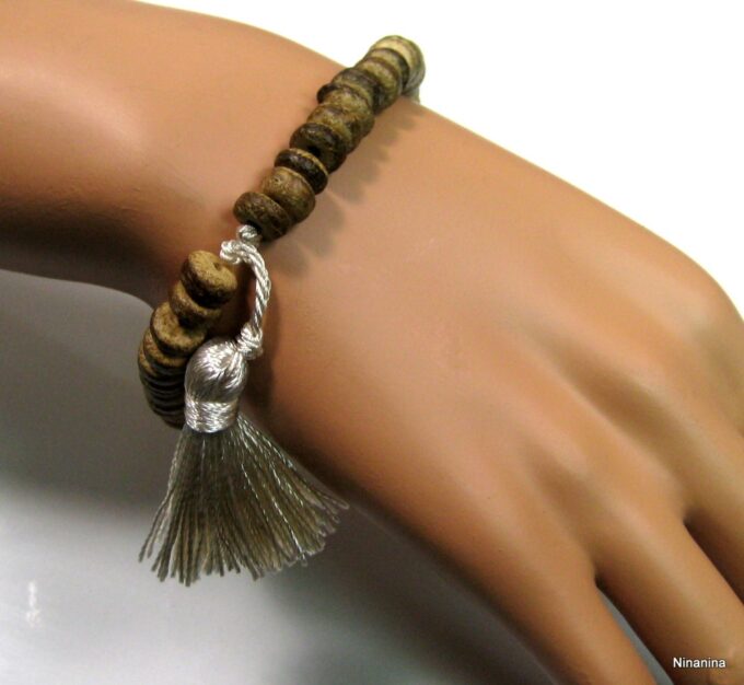 N4229f_bracelet_perles_bois_pompon_blanc