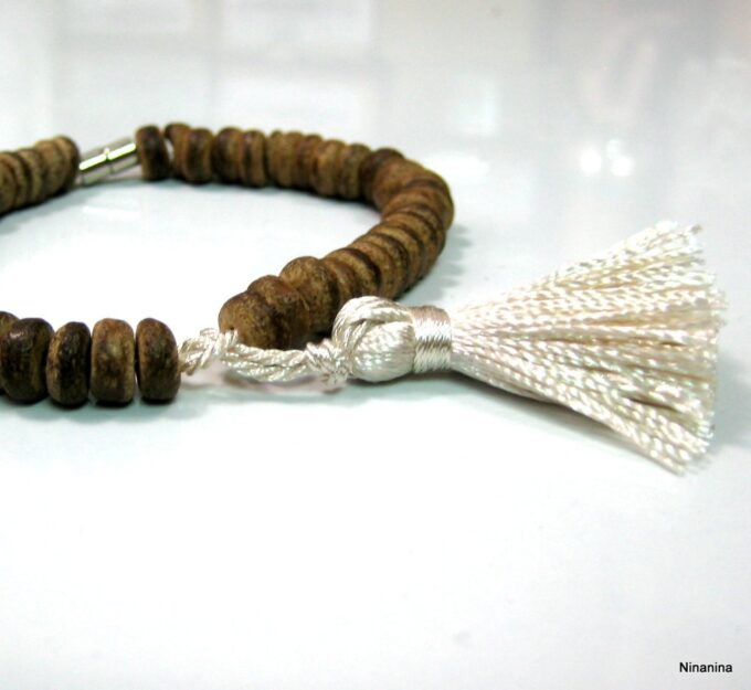 N4229h_bracelet_perles_bois_pompon_blanc-1