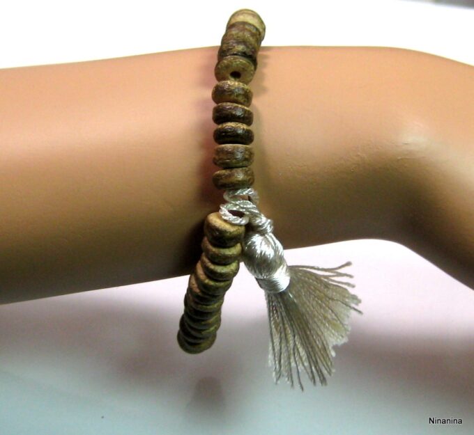 N4229i_bracelet_perles_bois_pompon_blanc