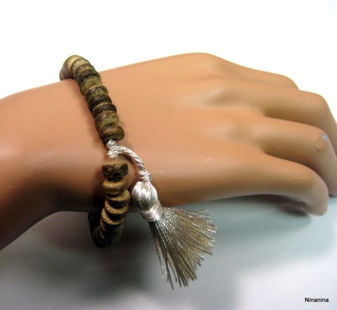 N4229j_bracelet_perles_bois_pompon_blanc