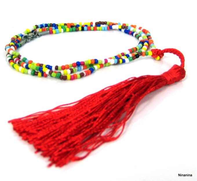 N4253a_bracelet_de_cheville_rocailles_multicolores_et_pompon_rouge