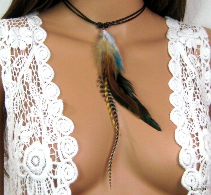 N4285d_collier_cordon_cuir_plumes_multicolores