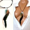 N4285g_Collier_femme_cordon_cuir_plumes_multicolores_NINANINA