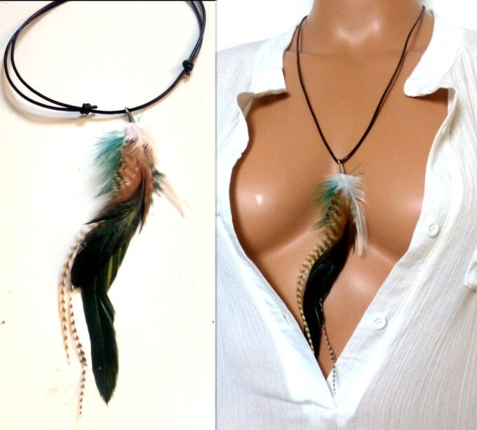 N4285g_Collier_femme_cordon_cuir_plumes_multicolores_NINANINA