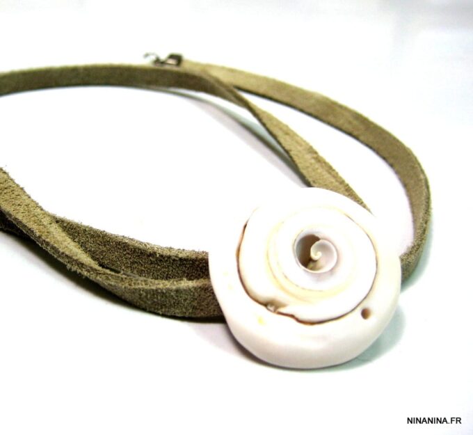 N4330a_collier_cordon_daim_coquillage