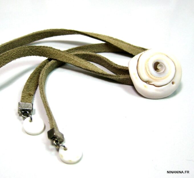 N4330b_collier_cordon_daim_coquillage