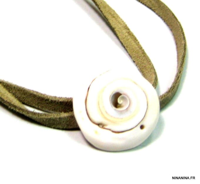 N4330n_collier_cordon_daim_coquillage