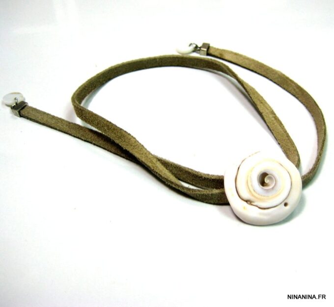 N4330o_collier_cordon_daim_coquillage