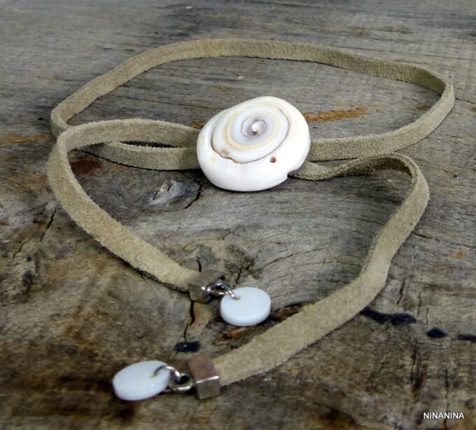 N4330tera_Collier_lacet_daim_coquillage