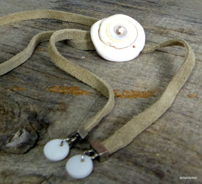 N4330terb_Collier_lacet_daim_coquillage